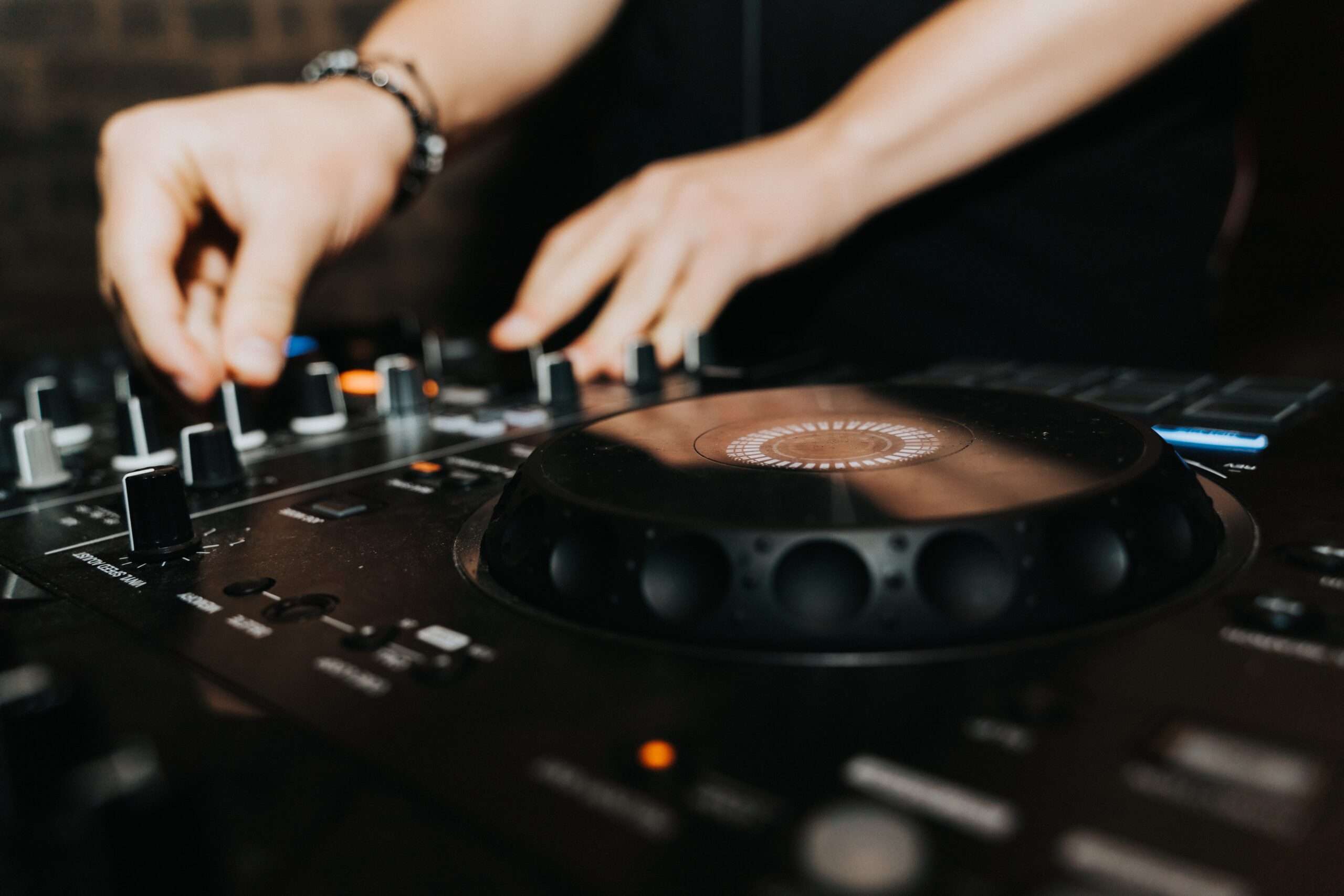 DJ Hanzbeater beim Auflegen in Oberbipp, Bern